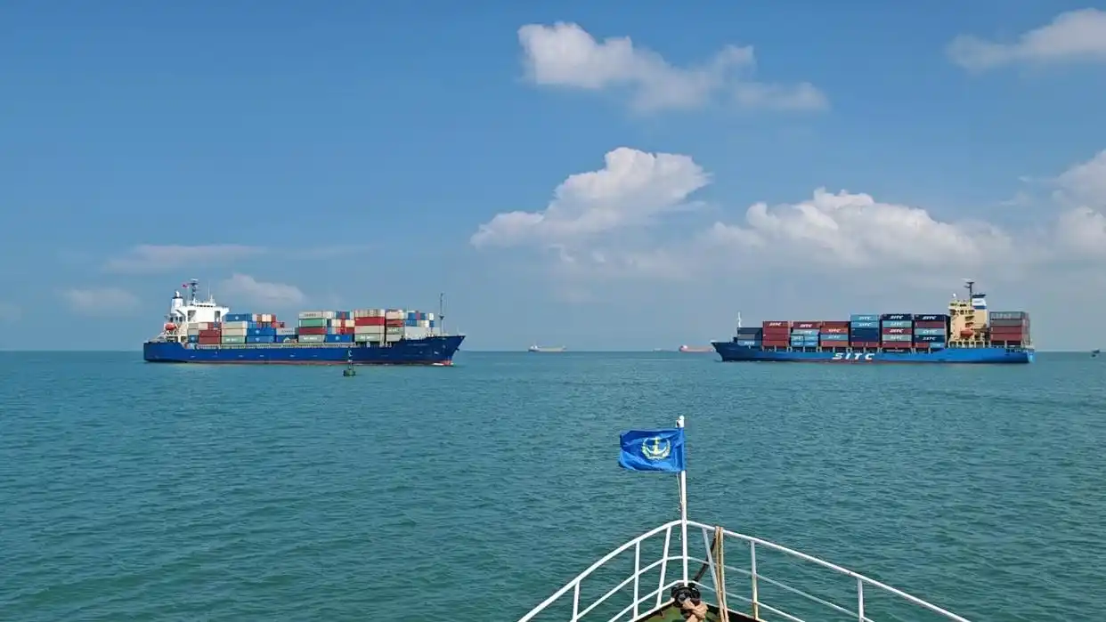 洋浦港实现万吨级船舶双向通航，，，货物周转效率显著提升