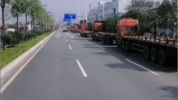 海运价钱连跌23周，，，，，大宗空箱群集口岸！集装箱物流司机提前回老家过年