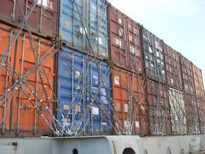 22层楼高的海运集装箱船风浪中屹立不倒是什么原因？？？？