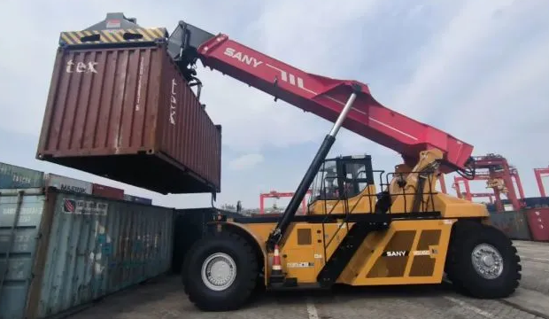 口岸码头堆场常见搬运集装箱的装备有哪些？？？？？