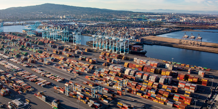 关税恐慌，，，，，美国口岸遭遇史上最忙碌旺季